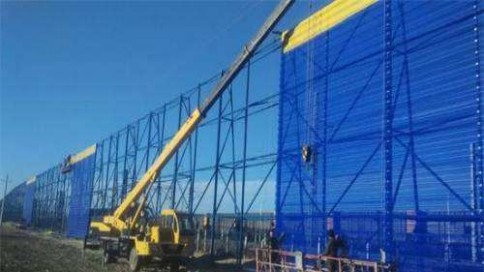 防風(fēng)抑塵網(wǎng)安裝.jpg 防風(fēng)抑塵網(wǎng)安裝.jpg