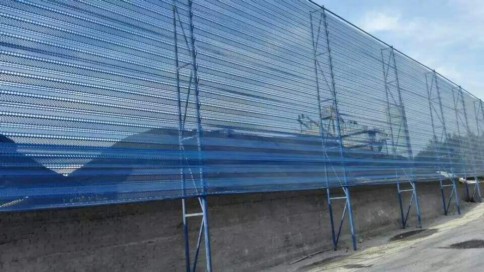 料場防風(fēng)網(wǎng).jpg 料場防風(fēng)網(wǎng).jpg